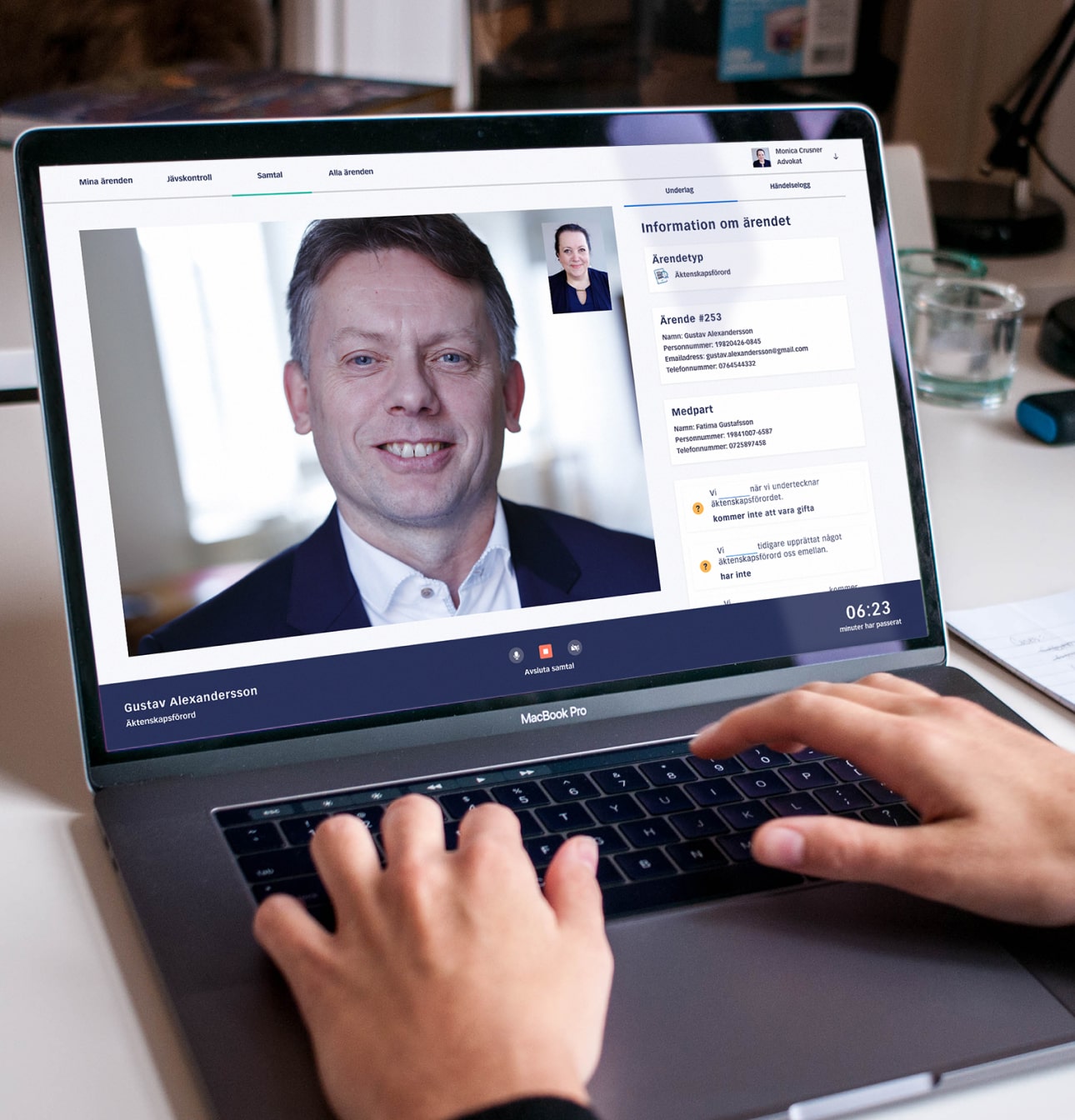 A lawyer with a desktop version of the Rätt app having a video call with the client