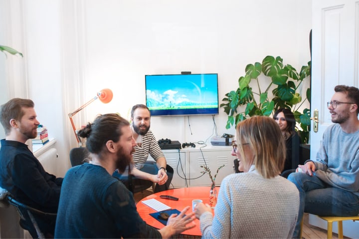 People discuss game idéas around a table